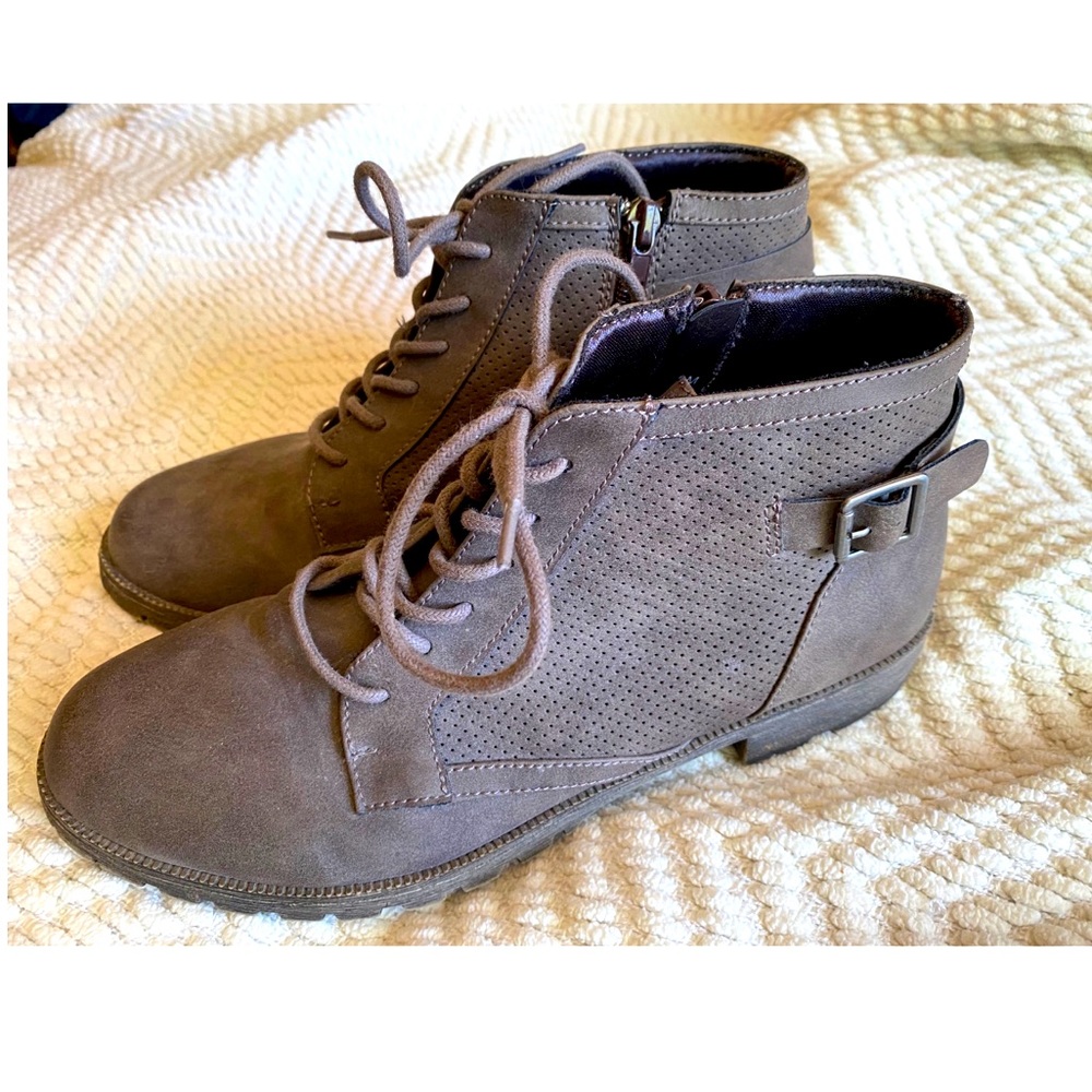 Jellypop brown ankle boots. Size 9
